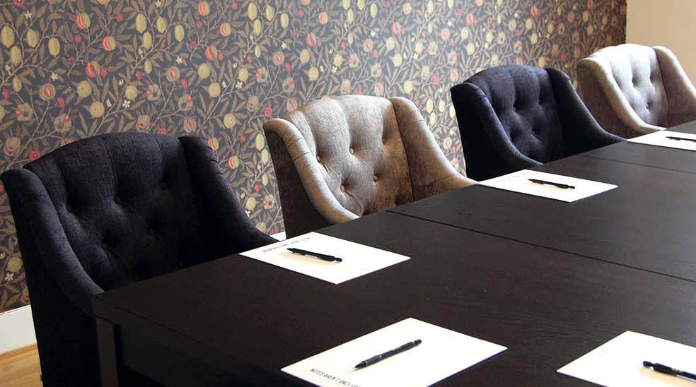 Konferencelokale med lænestole og notesblok med kuglepen hos Clarion Collection Hotel Bolinder Munktell Eskilstuna 