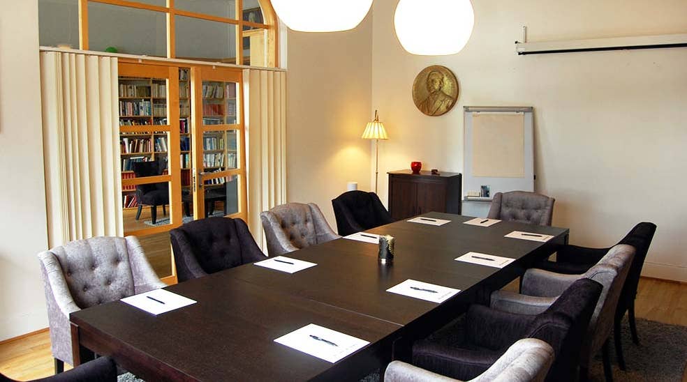 Konferencelokale overblik med lænestole og lamper hos Clarion Collection Hotel Bolinder Munktell Eskilstuna 