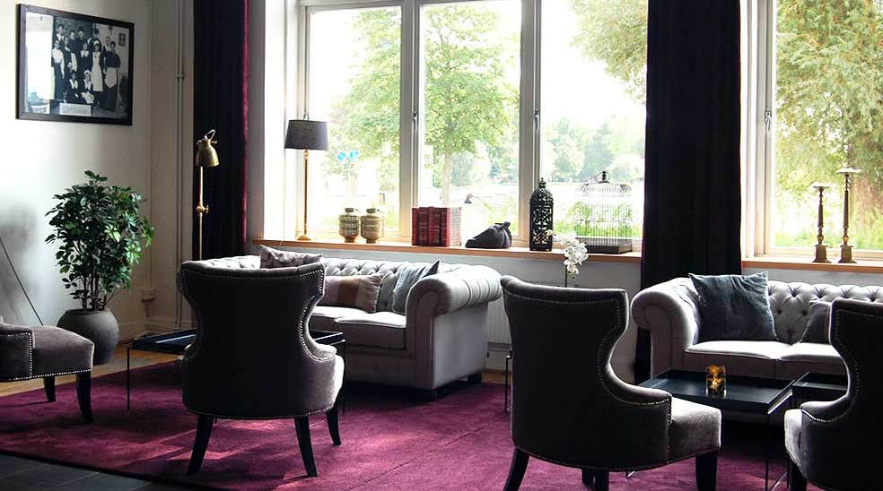 Lobby oversigt med lænestole og sofaer hos Clarion Collection Hotel Bolinder Munktell Eskilstuna