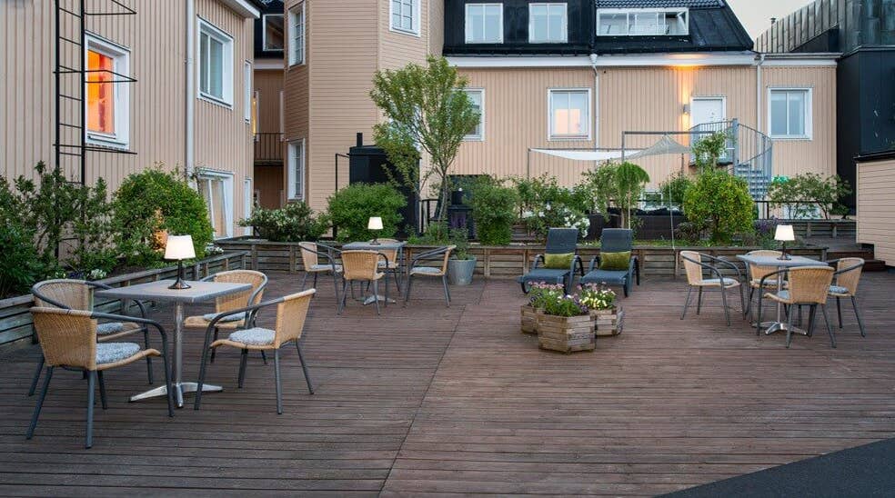 Terrasse udendørs med siddemøbler på Clarion Collection Hotel Cardinal Växjö