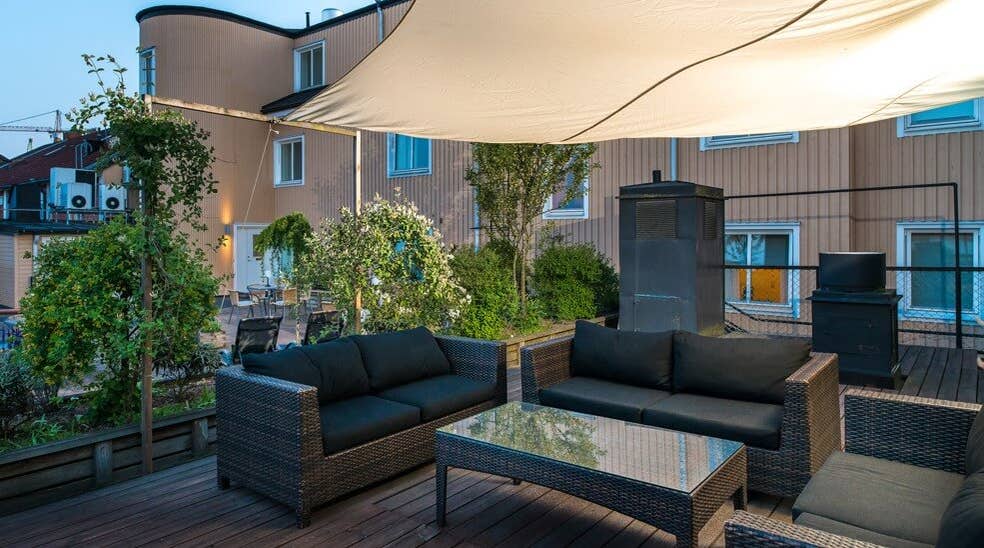 Terrasse udendørs med sofagruppe og tag på Clarion Collection Hotel Cardinal Växjö