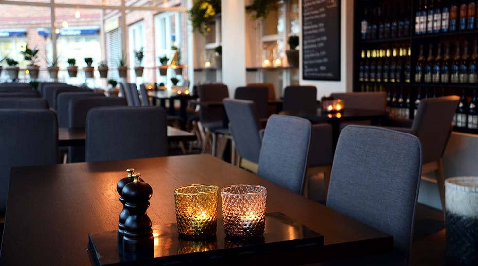 Restaurant bordområde med lys hos Clarion Collection Hotel Kompaniet Nyköping