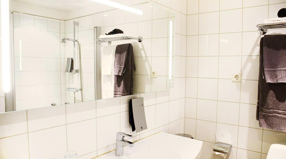 Oversigt badeværelse standard værelse med bruser hos Clarion Collection Hotel Kompaniet Nyköping