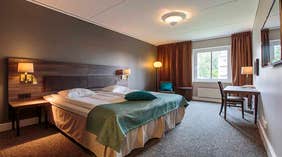 Oversigt Standard dobbeltrum med dobbeltseng og skrivebord hos Clarion Collection Hotel Uman Umeå