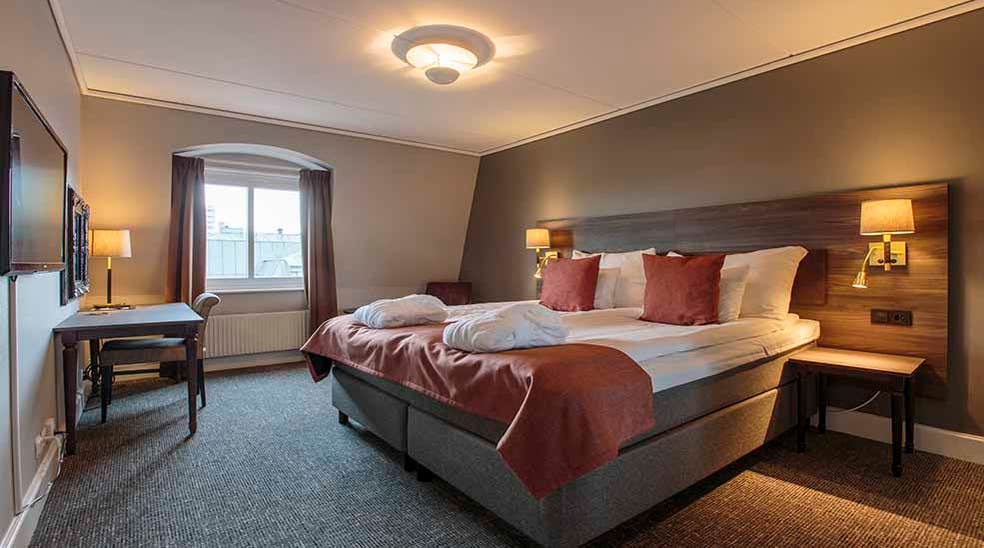 Suite dobbeltværelse med dobbeltseng og skrivebord hos Clarion Collection Hotel Uman Umeå