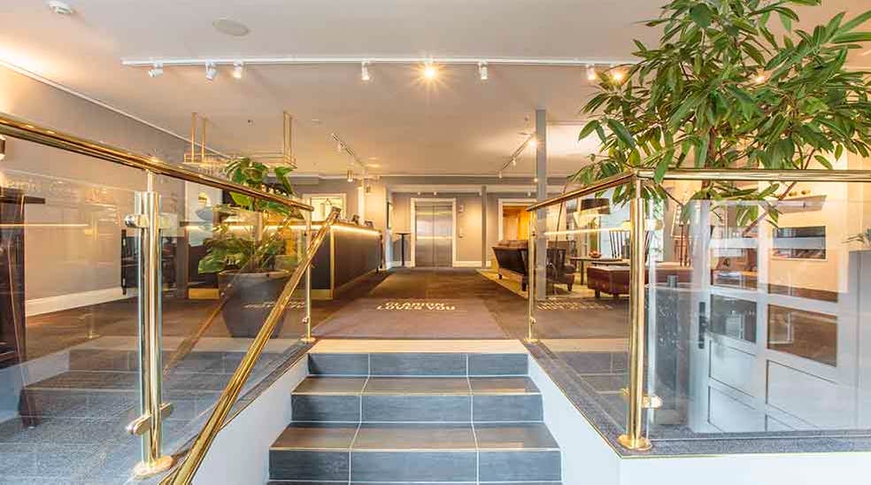 Lobby indgang med grønne planter hos Clarion Collection Hotel Uman Umeå