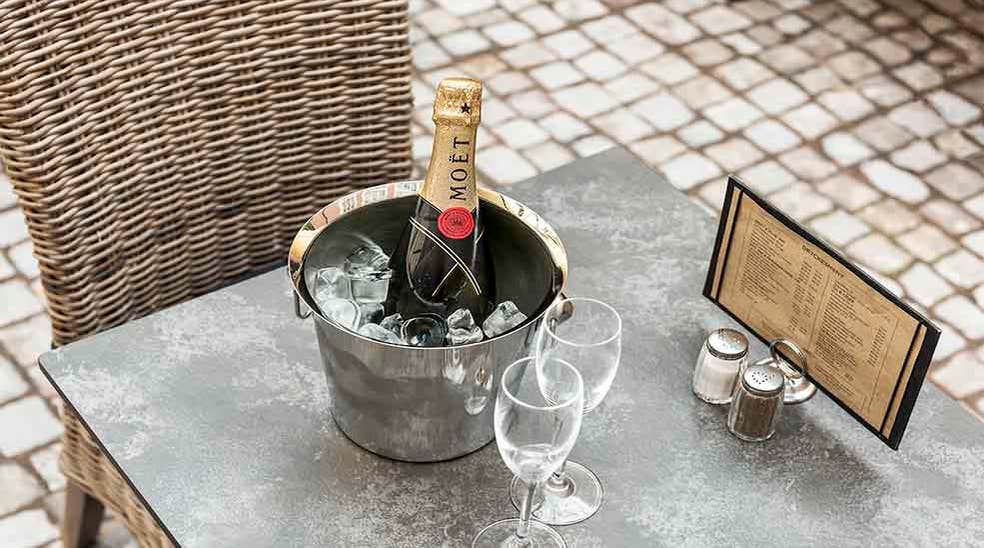 Restaurant med bord og stole med champagne og menu hos Clarion Collection Hotel Victoria Jönköping 