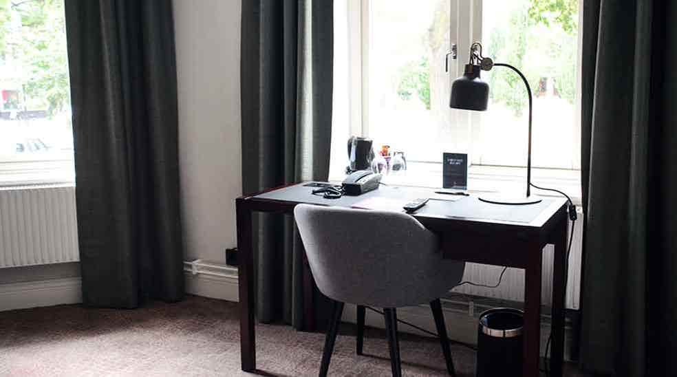 Suite med skrivebord foran vinduet hos Clarion Collection Hotel Victoria Jönköping