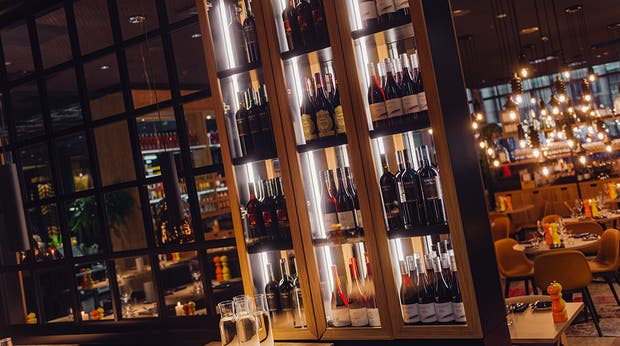 Vinkøler med vin og del af Kitchen & Table på Clarion Hotel Helsinki Airport