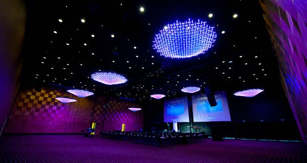 Stort konferencelokale med store lamper og store skærme ved Clarion Hotel & Congress Trondheim