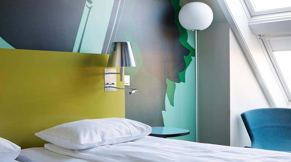 Seng med pude, lampe, lænestol i Standard dobbeltværelse hos Comfort Hotel Kristiansand