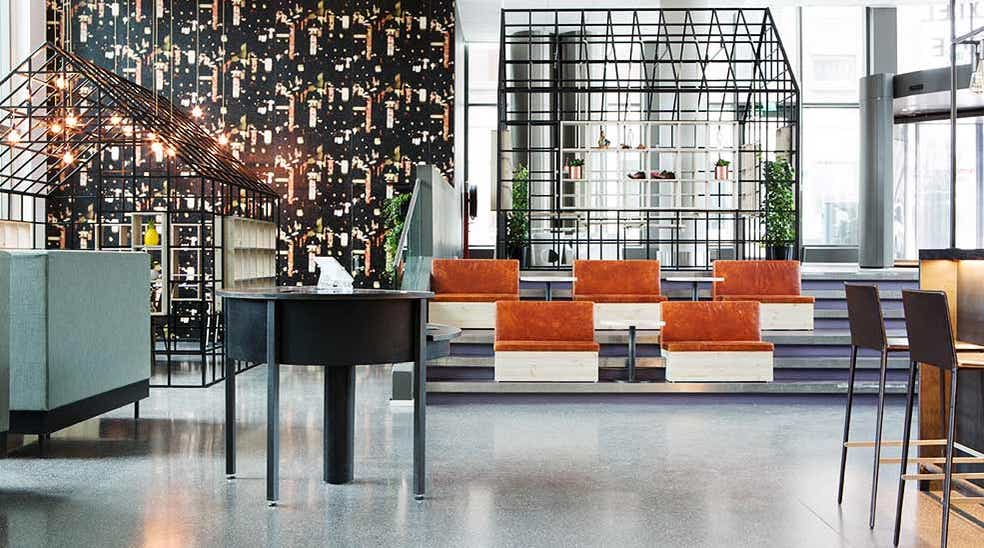 Lobby med interiørdetaljer, sofa, stole og gyngestativ ved Comfort Hotel Union Brygge Drammen