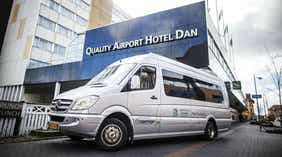Airport shuttle buss og facade til hotellet hos Quality Airport Hotel Dan