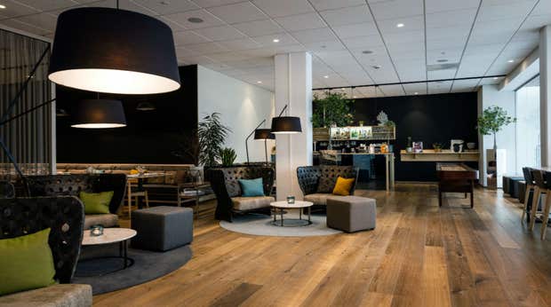 Loungeområde med sofaer, shuffleboard og bar hos Quality Hotel Edvard Grieg Bergen