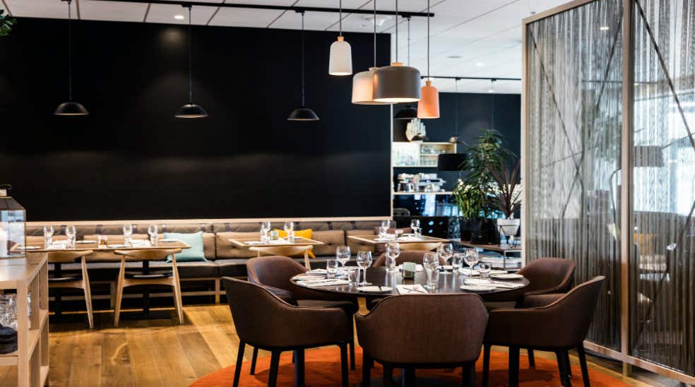 Restaurant Brasserie X, dækket rundt bord og lamper ved Quality Hotel Edvard Grieg Bergen