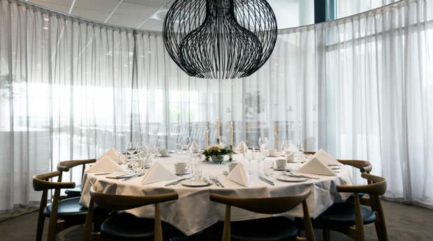 Resturant med chambre separée, lampe og dækket rundt bord ved Quality Hotel Edvard Grieg Bergen