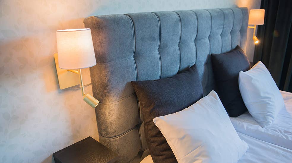 Sengegavl och sengelampe i Superior dobbeltrum på Quality Hotel Galaxen i Borlänge