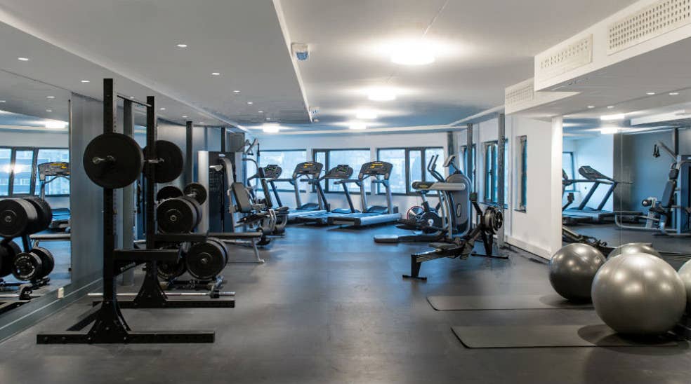 Træningslokale med vægte, store træningsbolde og træningsmaskiner ved Quality Hotel Tønsberg